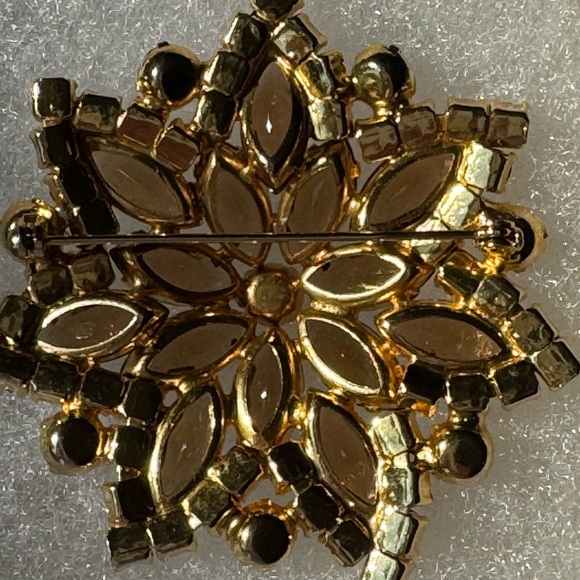 Dazzling Vintage Star Flower Brooch - Picture 2 of 6